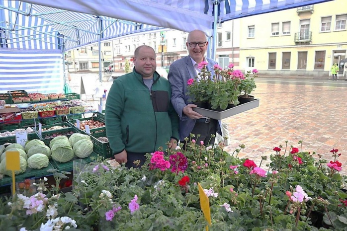 Der Oberbürgermeister Ralf Scheler (r.) mit Zhigniew Bejnaro-wicz an seinem Stand auf dem Marktplatz. Foto: Stadtverwaltung Eilenburg 