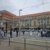 Die Fassade des Leipziger Hauptbahnhofs mit mehreren Polizeiwägen davor am 18. Mai 2024