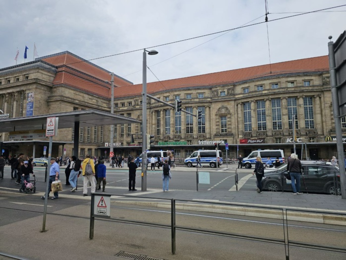 Die Fassade des Leipziger Hauptbahnhofs mit mehreren Polizeiwägen davor am 18. Mai 2024