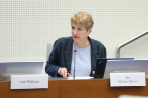 Martina Münch, Sozialbürgermeisterin, im Stadtrat.