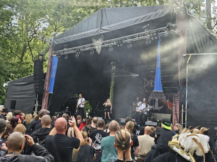 Die ungarische Folk-Metal-Band Dalriada bei ihrem Auftritt im Heidnischen Dorf auf dem WGT 2024. Foto: LZ