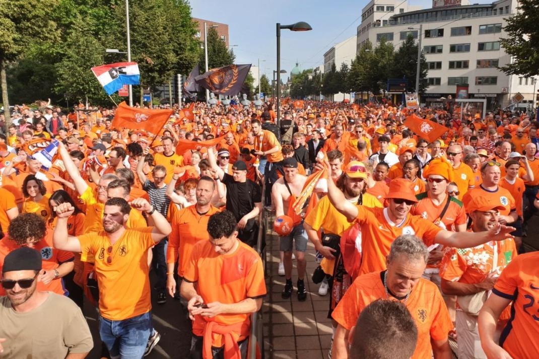 Der Fan-Walk der niederländischen Fans. Foto: Jan Kaefer
