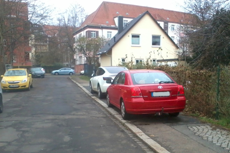 Seitenstraße im Wohngebiet, Gehwegparker.
