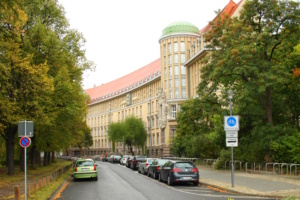 Die Deutsche Nationalbibliothek am Deutschen Platz. Foto: Ralf Julke