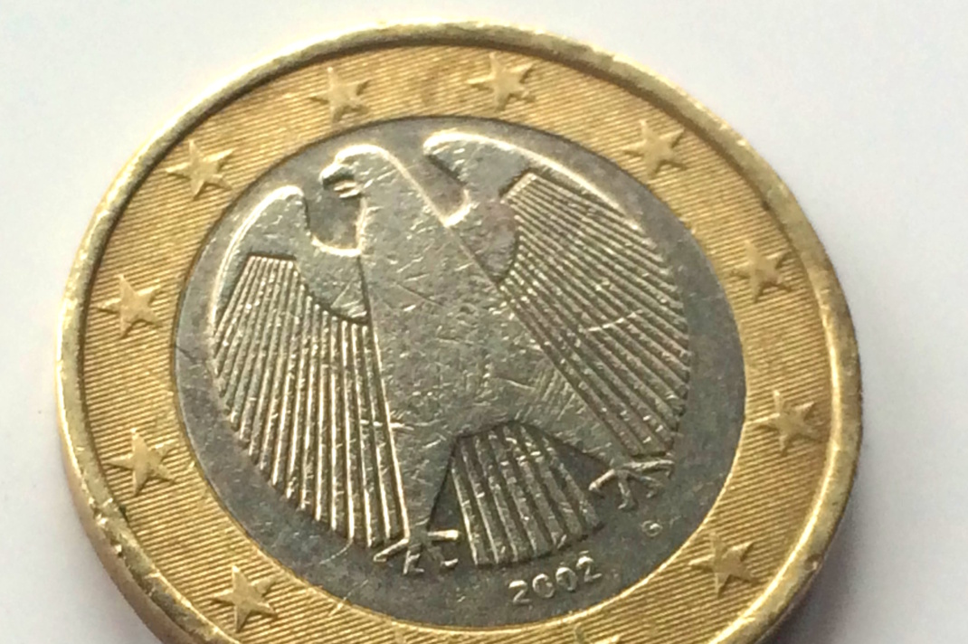 Ein-Euro-Stück mit Bundesadler, Nahaufnahme.