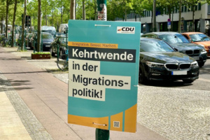 Wahlplakat der CDU an Straße.