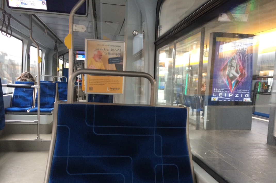 Braucht man in der Straßenbahn tatsächlich einen WLAN-Zugang? Foto: Ralf Julke