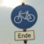 Straßenverkehrszeichen, markiert Ende eines Radwegs.