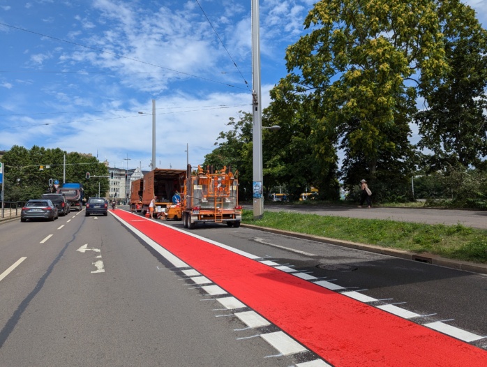 Die Fahrradweiche am Wilhelm-Leuschner-Platz wurde nach einem tödlichen Unfall rot markiert.