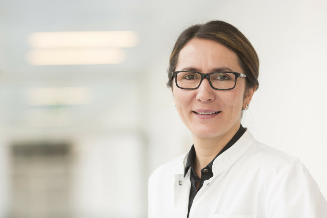 Prof. Bahriye Aktas, Direktorin der Klinik und Poliklinik für Frauenheilkunde am UKL und weitere Expert:innen informieren am 25. Juli rund um das Thema unerfüllter Kinderwunsch. Foto: Stefan Straube / UKL