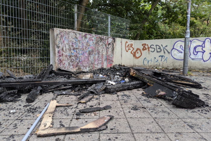 verkohlte Überreste der Tauschbox im Leipziger Westen