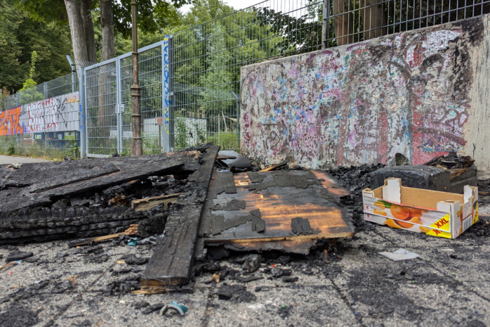 verkohlte Überreste der Tauschbox im Leipziger Westen