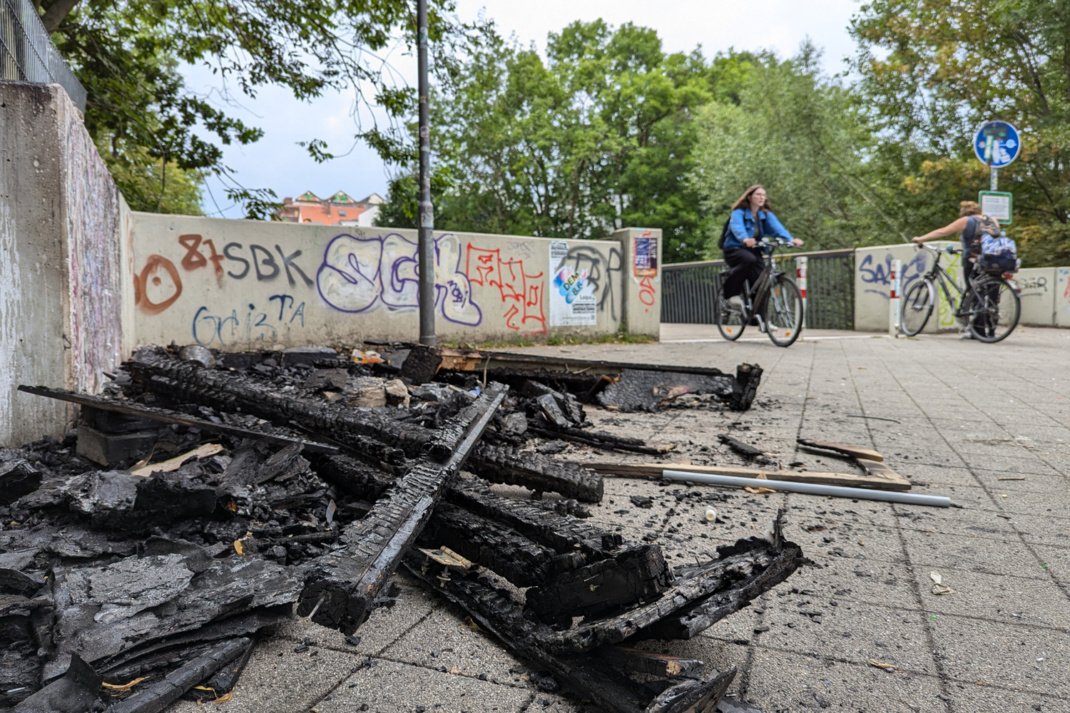 verkohlte Überreste der Tauschbox am Limburger Steg im Leipziger Westen