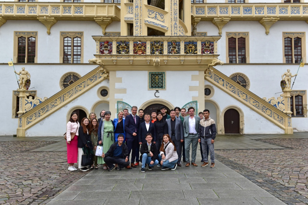 Gruppenfoto vor dem Wendelstein auf Schloss Hartenfels in Torgau. Foto: LRA/Bley
