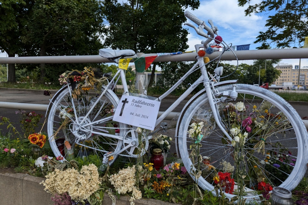 Weiß angemaltes sogenanntes Ghostbike am Wilhem-Leuschner-Platz in Leipzig in Erinnerung an die am 4. Juli getötete Radfahrerin.