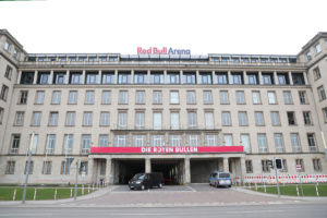 Einfahrt zur Red Bull Arena Leipzig. Foto: Jan Kaefer