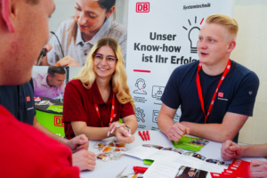 Beratungsgespräch bei der Ausbildungsmesse „Azubi Vibes“ auf dem Gelände der DB Systemtechnik in Minden (Westfalen) - Die Ausbildungsmesse im Mühlkreis. Foto: Deutsche Bahn AG / Volker Emersleben