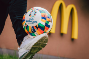 Ball und Burger: Zur Fußball-EM spielt sich vor allem hier eine Menge ab – in den Fast-Food-Restaurants in Leipzig, so die Gewerkschaft NGG. Foto: NGG | Tobias Seifert