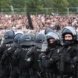 Uniformierte Polizisten im Fußballstadion.