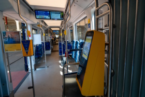 Fahrkartenautonmat in Straßenbahn.