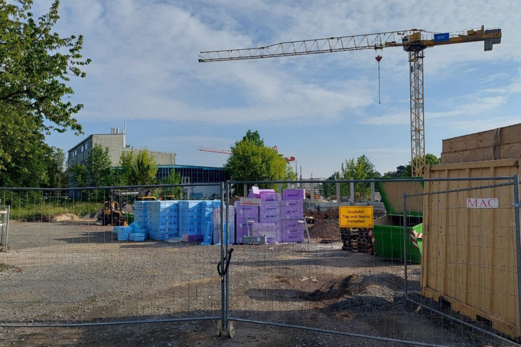 Baustelle, blauer Himmel mit Wolken, Baukran.