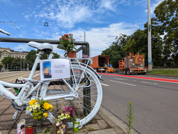 Weiß angemaltes sogenanntes Ghostbike am Wilhem-Leuschner-Platz in Leipzig in Erinnerung an die am 4. Juli getötete Radfahrerin.