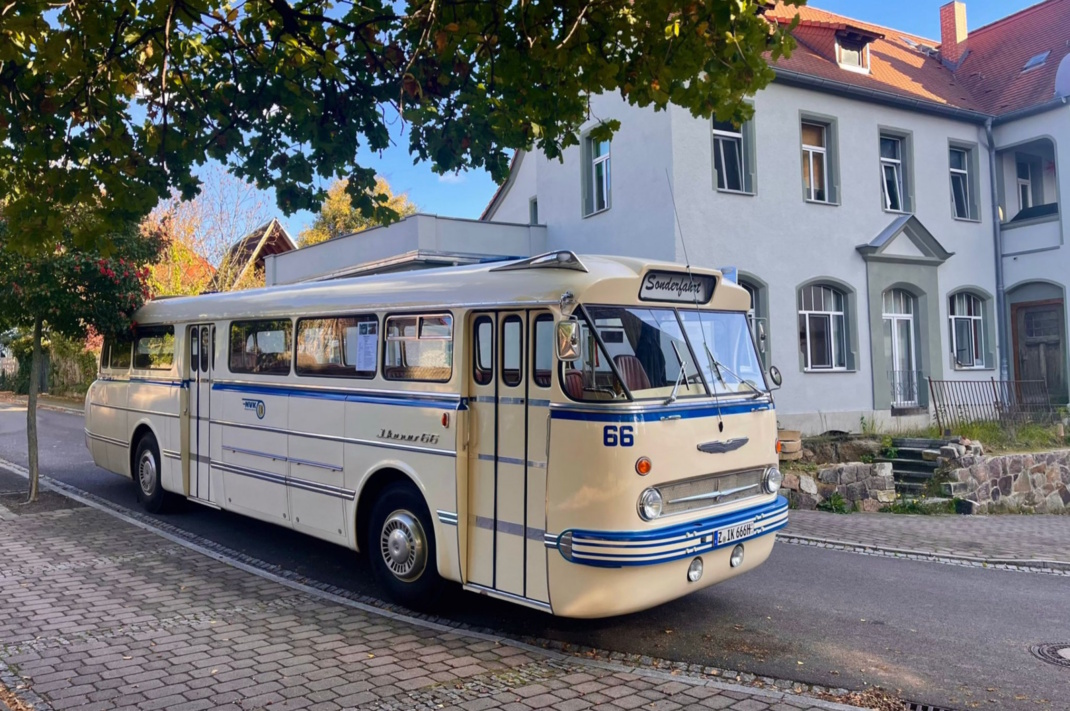 Historisches Busfahrzeug.
