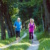 Zwei ältere Personen joggen durch einen Wald.