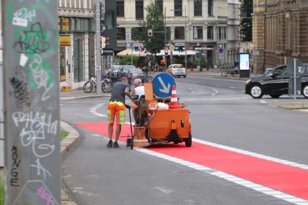 Arbeiten mit Maschine zur Straßenmarkierung.