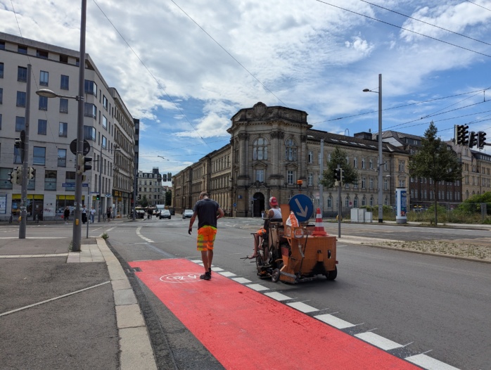 Die Fahrradweiche am Wilhelm-Leuschner-Platz wurde nach einem tödlichen Unfall rot markiert.