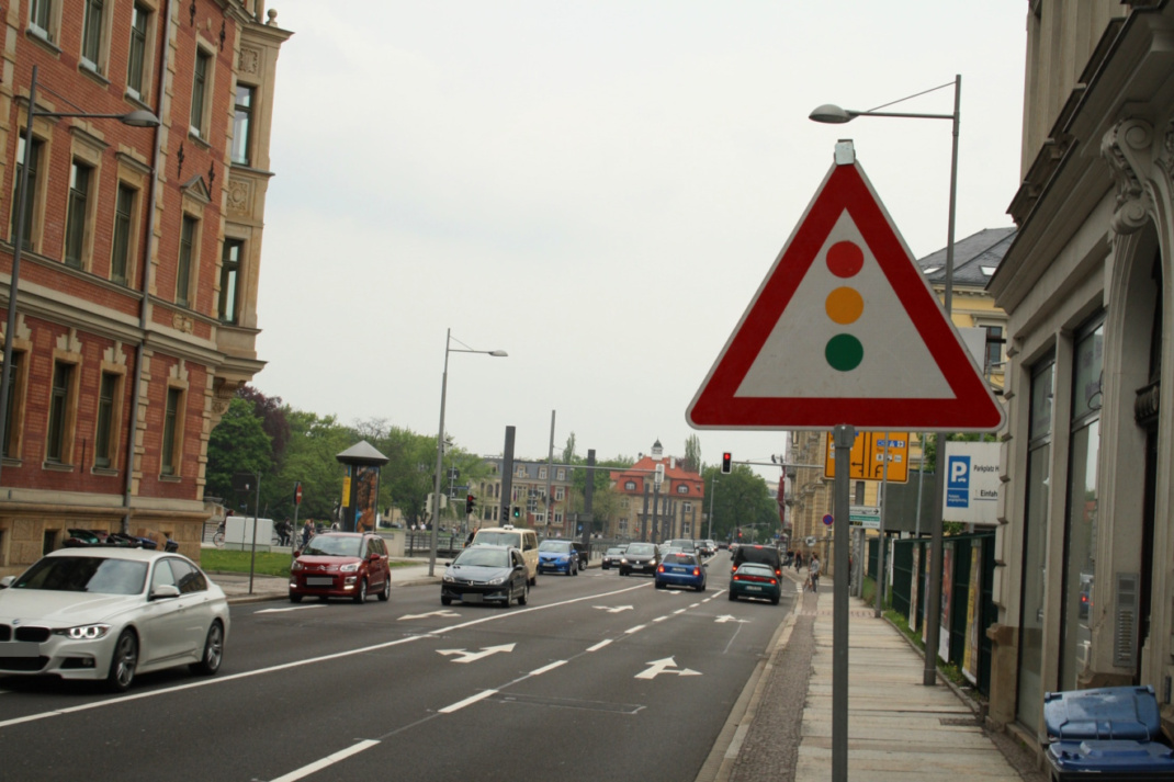 Stark befahrene Hauptstraße, Ampel-Verkehrszeichen.