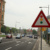 Stark befahrene Hauptstraße, Ampel-Verkehrszeichen.