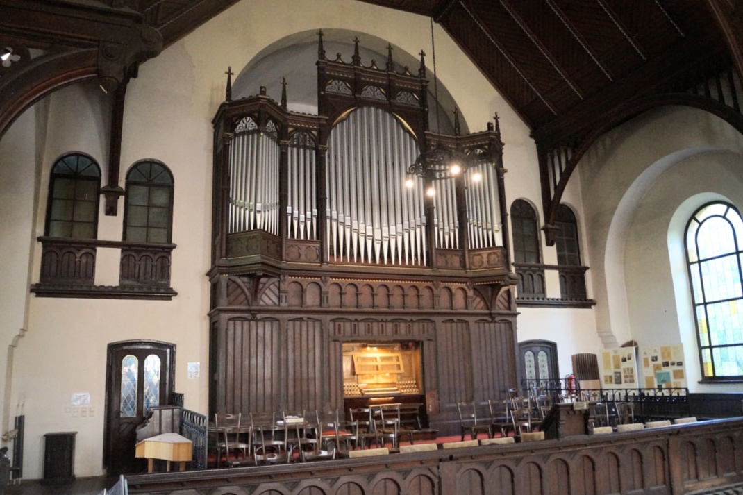 Blick auf eine Orgel.
