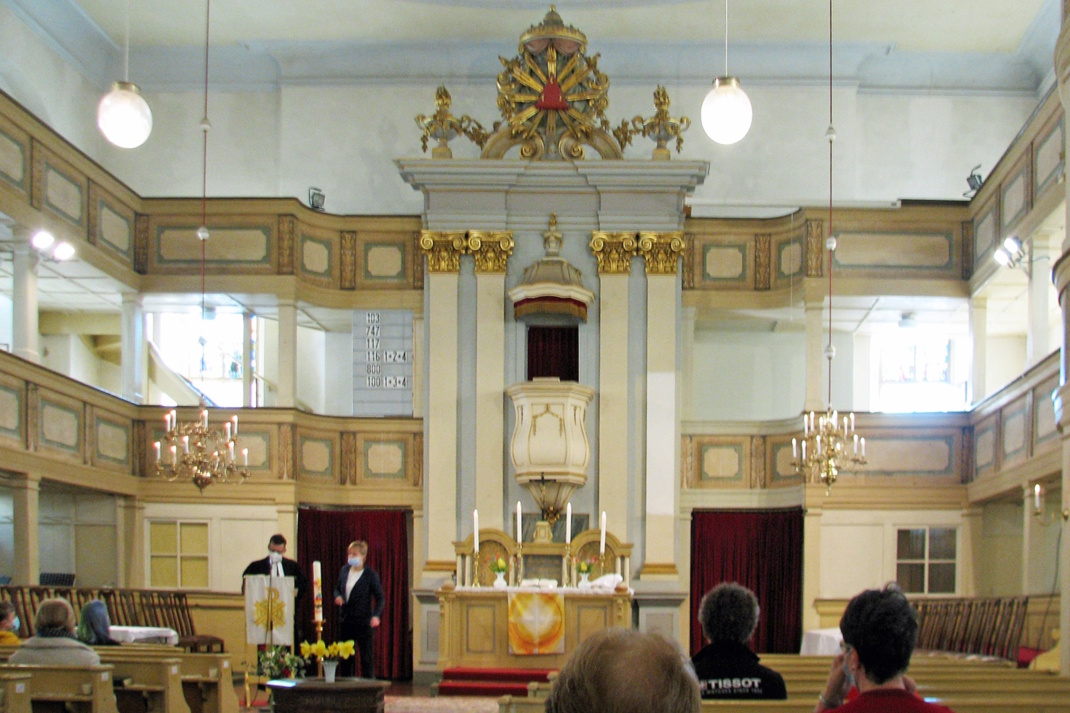 Innenansicht einer Kirche mit Altar.