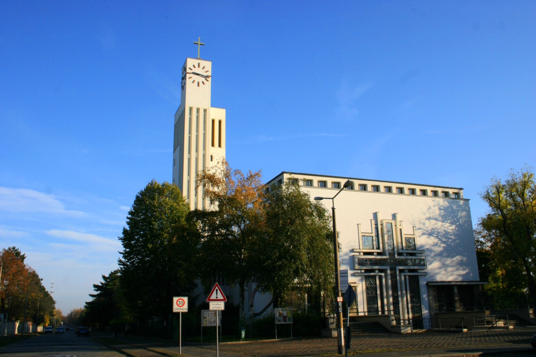 Helles Kirchengebäude, blauer Himmel.