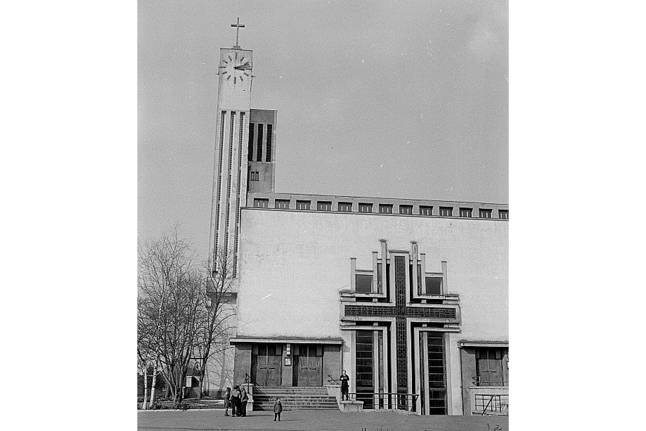 Ansicht aus dem Jahr 1952 (Renate und Roger Rössing, CC BY-SA 3.0, https://commons.wikimedia.org/wiki/File:Fotothek_df_roe-neg_0006258_001_Teilansicht_der_Gohliser_Vers%C3%B6hnungskirche.jpg)