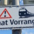 Verkehrsschild, welches der Straßenbahn Vorrang einräumt, Aufnahme in schrägem Winkel von unten.