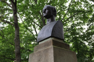 Richard-Wagner-Büste, öffentliches Denkmal, Aufnahme von schräg unten.
