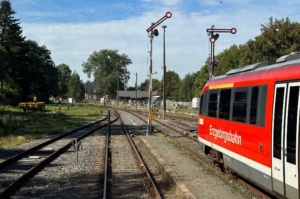 Triebwagenzug der Bahn und Signal.
