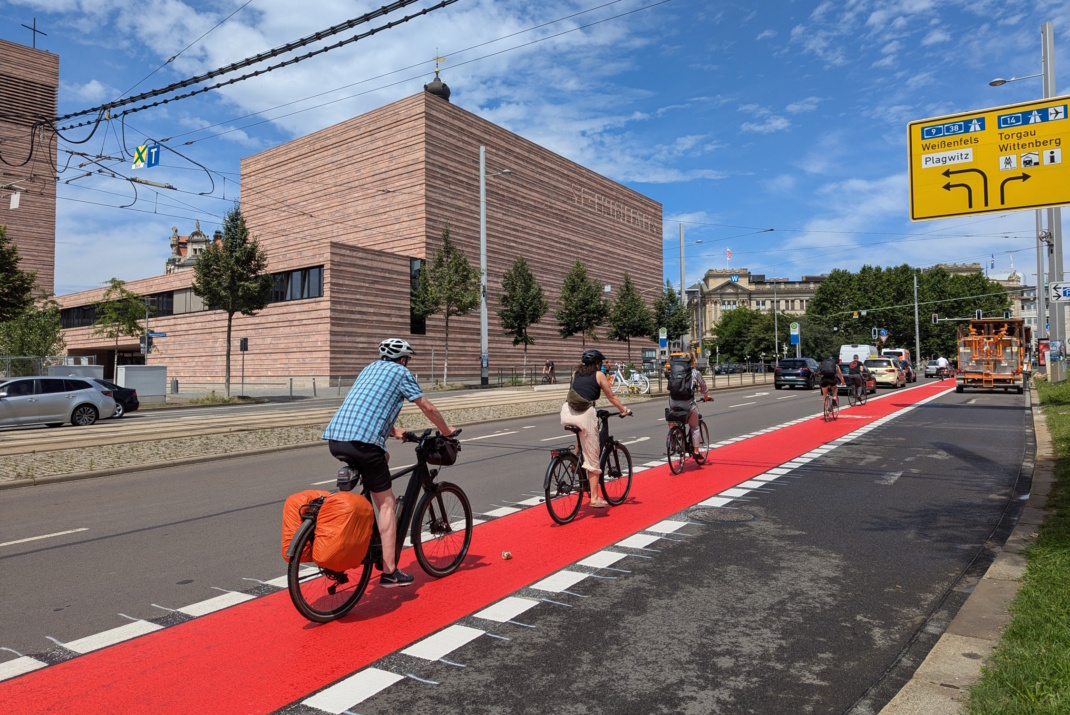 Die nun rot eingefärbte Fahrradweiche am Wilhelm-Leuschner-Platz. Foto: Luise Mosig