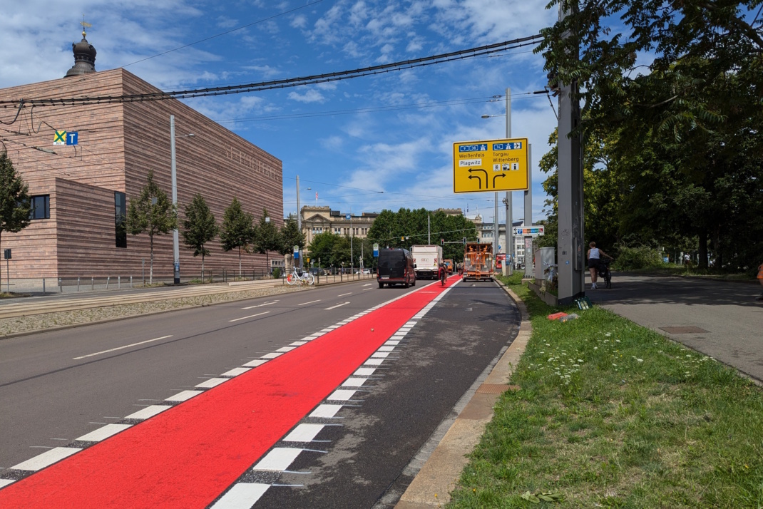 Fahrbahn mit rot gefärbtem Radfahrstreifen.