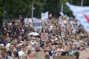 Die Demonstration des Bündnisses „Hand in Hand für Demokratie und Menschenrechte“ am 25. August 2024 in Leipzig. Foto: Noah Lorenz