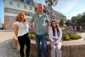 Nelly Ohme (l.) und Mina Röser (r.) starteten ihre Ausbildung als Verwaltungsfachangestellte bei der Stadtverwaltung Grimma am 30.8.2024.© Stadt Grimma