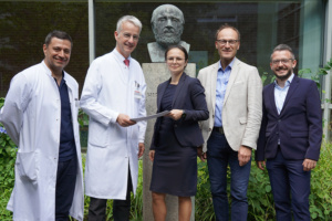 PD Dr. med. Elvis J. Hermann (Organspendeberater und Stellvertretender Direktor der Klinik für Neurochirurgie, MHH), Professor Dr. Frank Lammert (Vorstand MHH), Dr. Svitlana Ziganshyna (Ärztliche Leiterin der Stabsstelle Transplantationsbeauftragte, UKL) Dr. Frank Logemann (Transplantationsbeauftragter, MHH) und Danny Petzoldt, (Transplantationsbeauftragter, UKL) (v.l.n.r.). Foto: Inka Burow / MHH