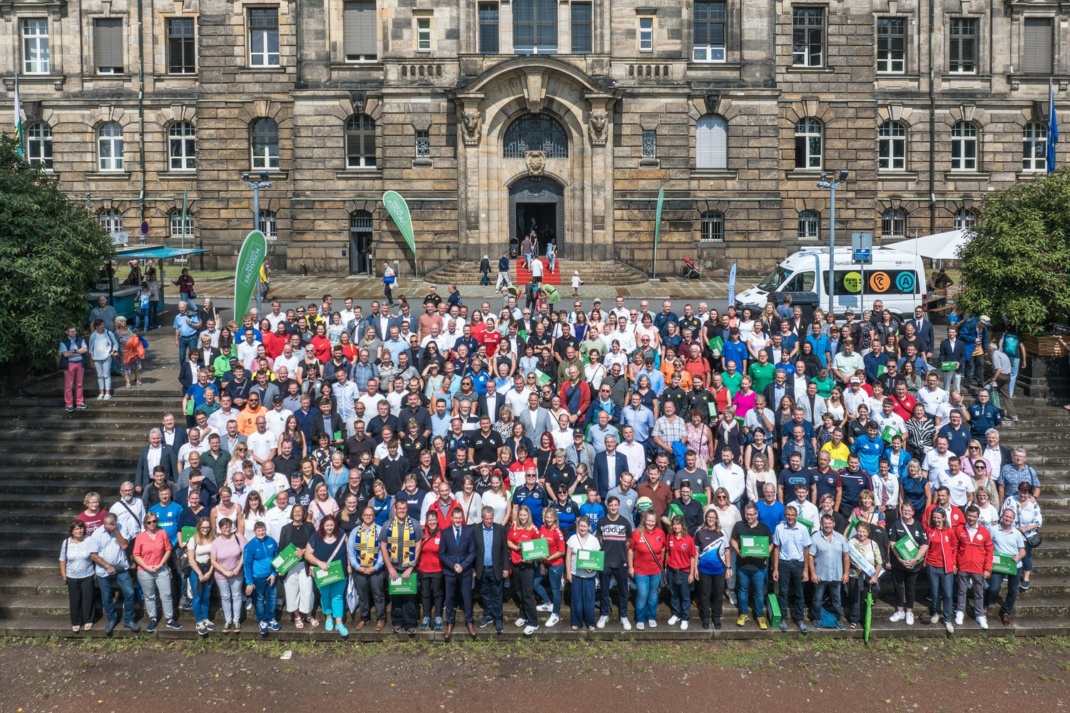 Gruppenfoto Sportvereinswettbewerb - Ehrung der Gewinnervereine beim Tag des offenen Regierungsviertels in Dresden. Foto: Michael Schmidt