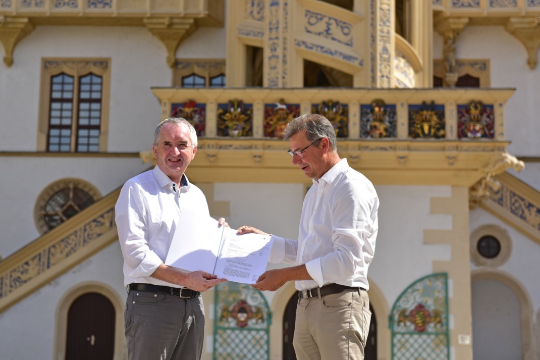 Staatsminister Thomas Schmidt (links) und Landrat Kai Emanuel bei der Übergabe des Fördermittelbescheids auf Schloss Hartenfels in Torgau. Foto: LRA/Bley