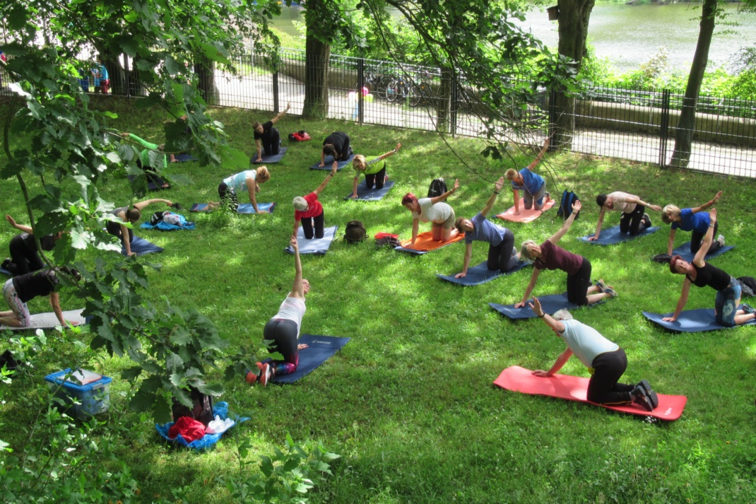 Sportgruppe auf einer Wiese