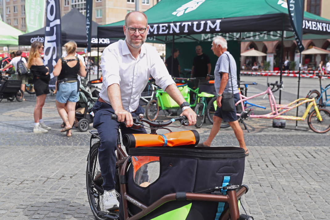 Leipzigs Wirtschaftsbürgermeister Clemens Schülke (CDU) auf dem Lastenradtag 2024. Foto: Jan Kaefer