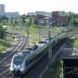 Gleisnetz mit S-Bahn, Grünbewuchs.