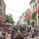 Menschen beim Sommerfest auf der Straße sitzend